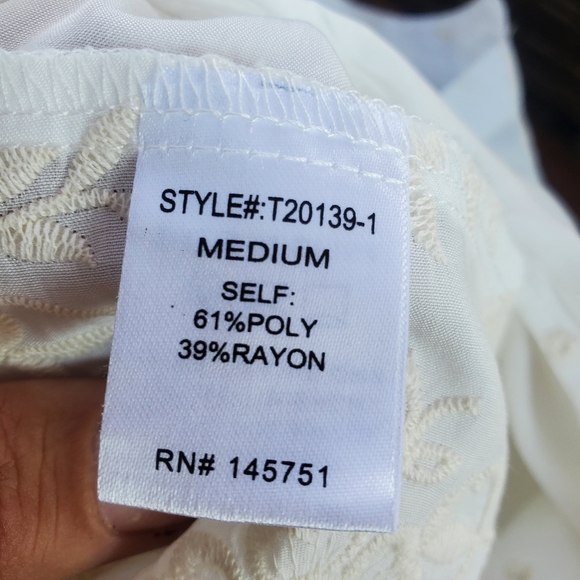 Peach Love Eyelet Embroidered Tunic Top Women's Size Medium EUC - Picture 4 of 9